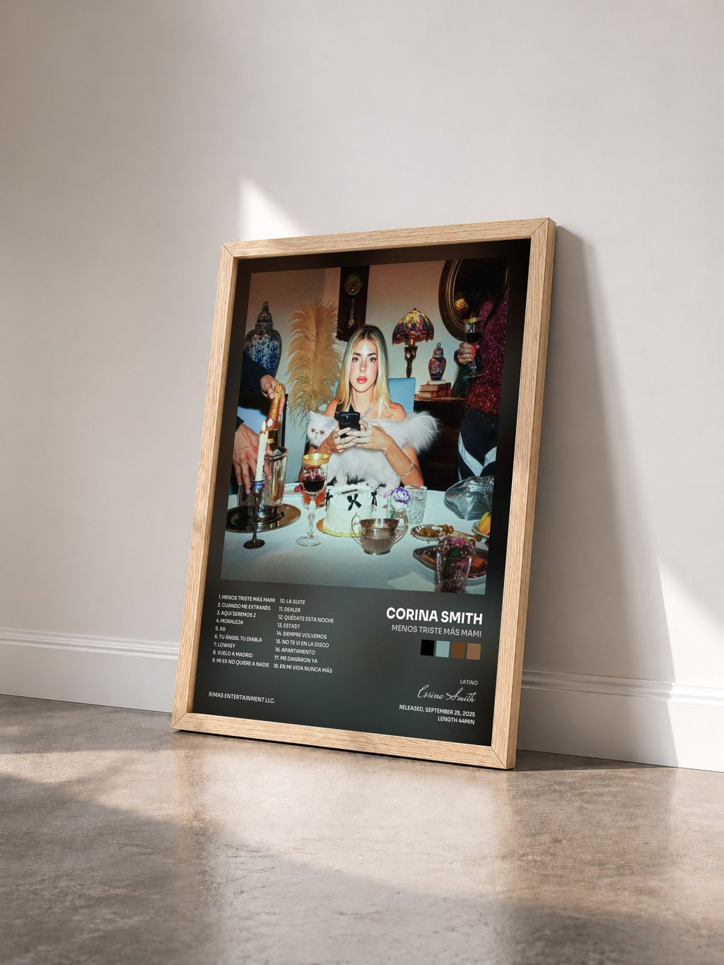 #bois Tableau de l'album menos triste más mami de Corina Smith vu de trois quarts, cadre en bois brut