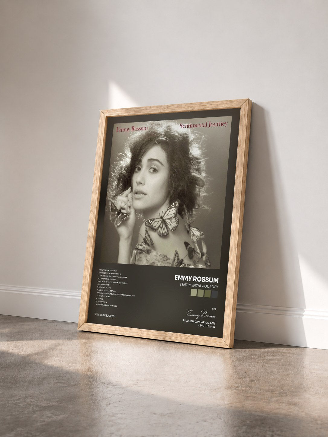 #bois Tableau de l'album Sentimental Journey de Emmy Rossum vu de trois quarts, cadre en bois brut