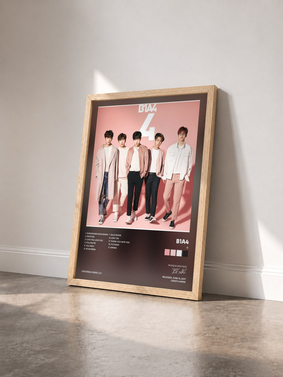 #bois Tableau de l'album 4 de B1A4 vu de trois quarts, cadre en bois brut