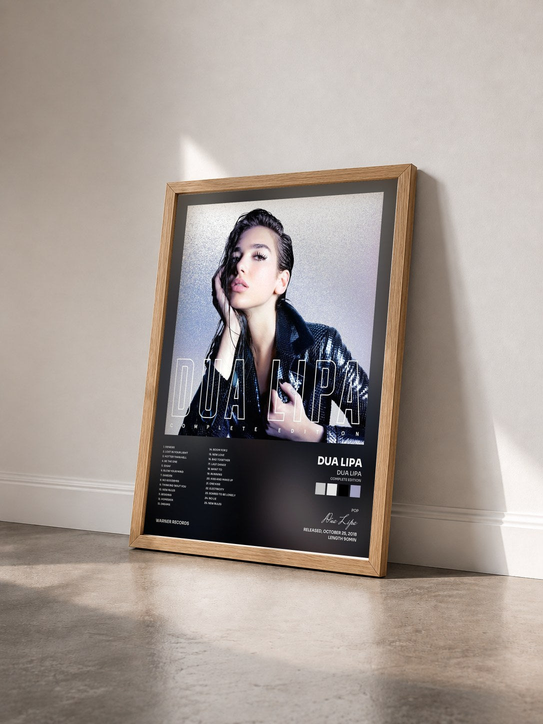 #bois Tableau de l'album Dua Lipa (Complete Edition) de Dua Lipa vu de trois quarts, cadre en bois brut