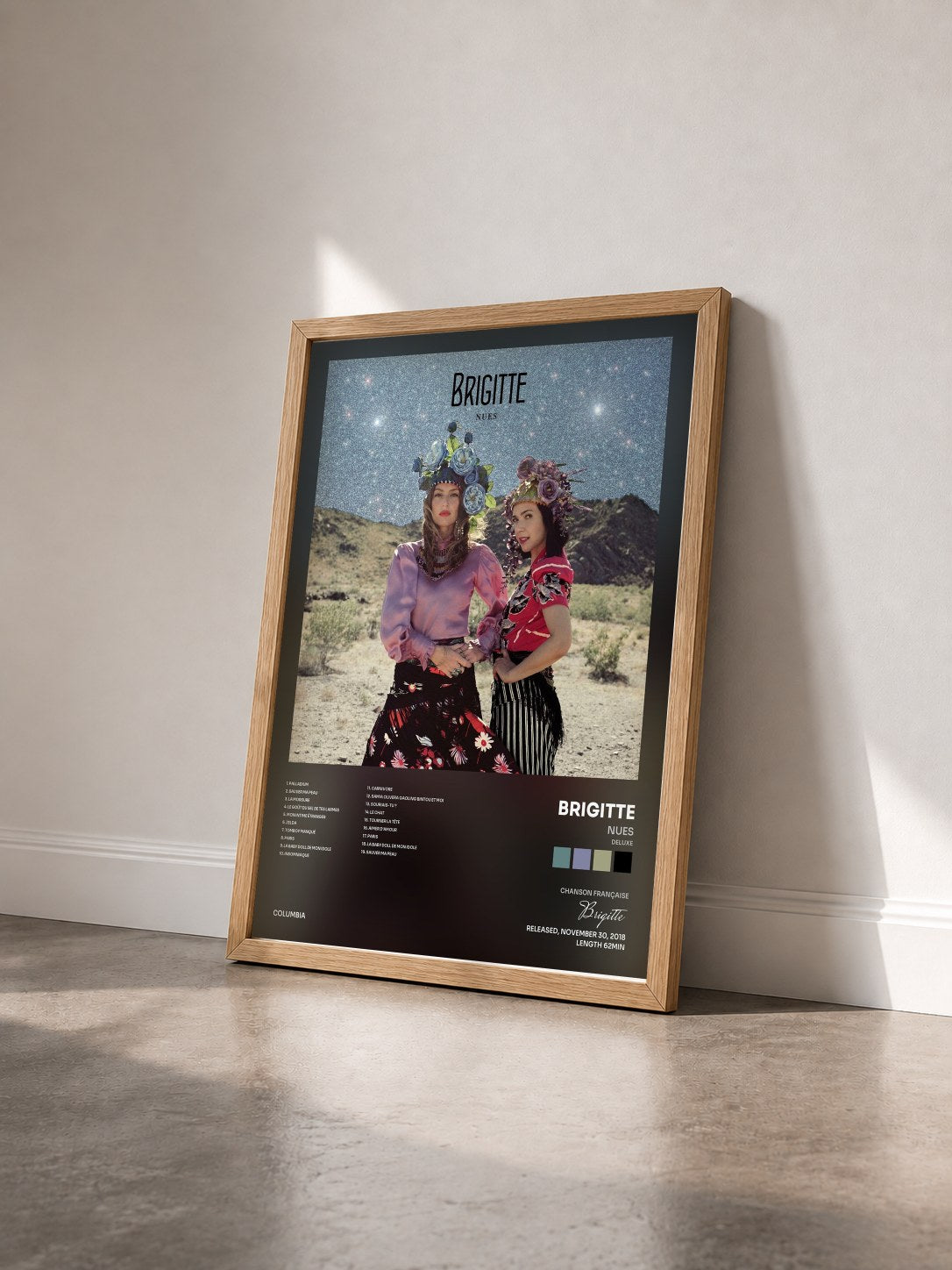 #bois Tableau de l'album Nues (Deluxe) de Brigitte vu de trois quarts, cadre en bois brut