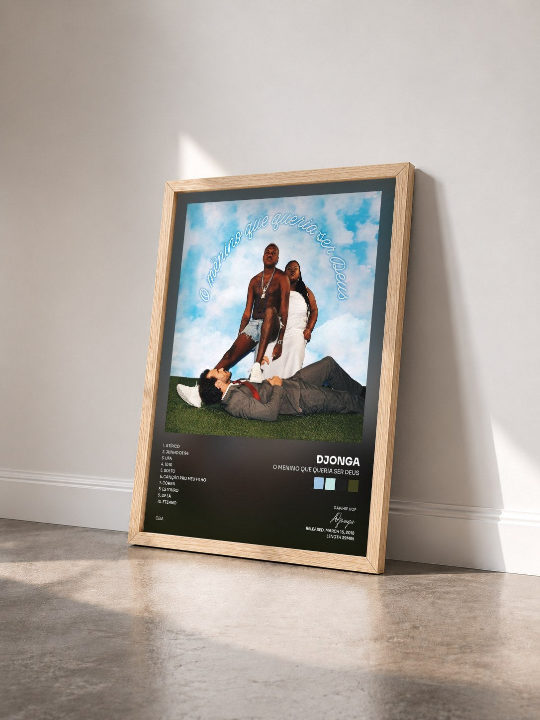 #bois Tableau de l'album O MENINO QUE QUERIA SER DEUS de Djonga vu de trois quarts, cadre en bois brut