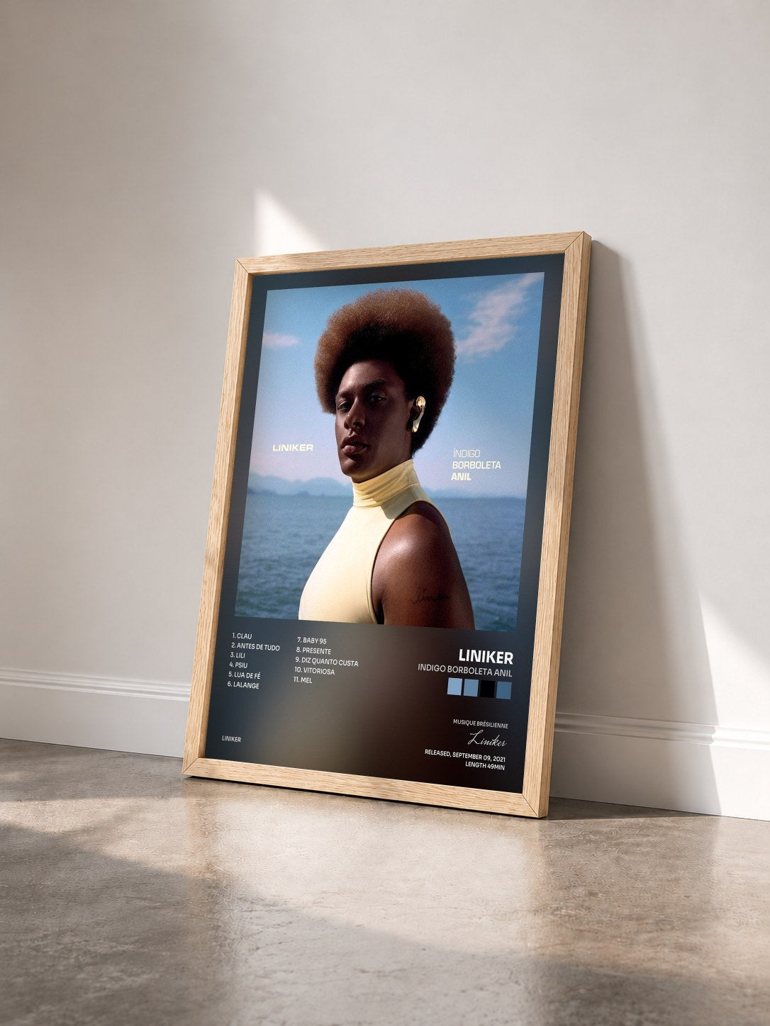 #bois Tableau de l'album Indigo Borboleta Anil de Liniker vu de trois quarts, cadre en bois brut