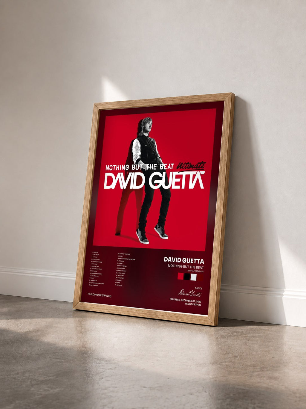 #bois Tableau de l'album Nothing but the Beat (Ultimate Edition) de David Guetta vu de trois quarts, cadre en bois brut