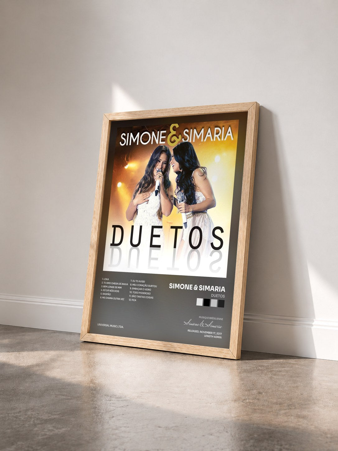 #bois Tableau de l'album Duetos de Simone & Simaria vu de trois quarts, cadre en bois brut