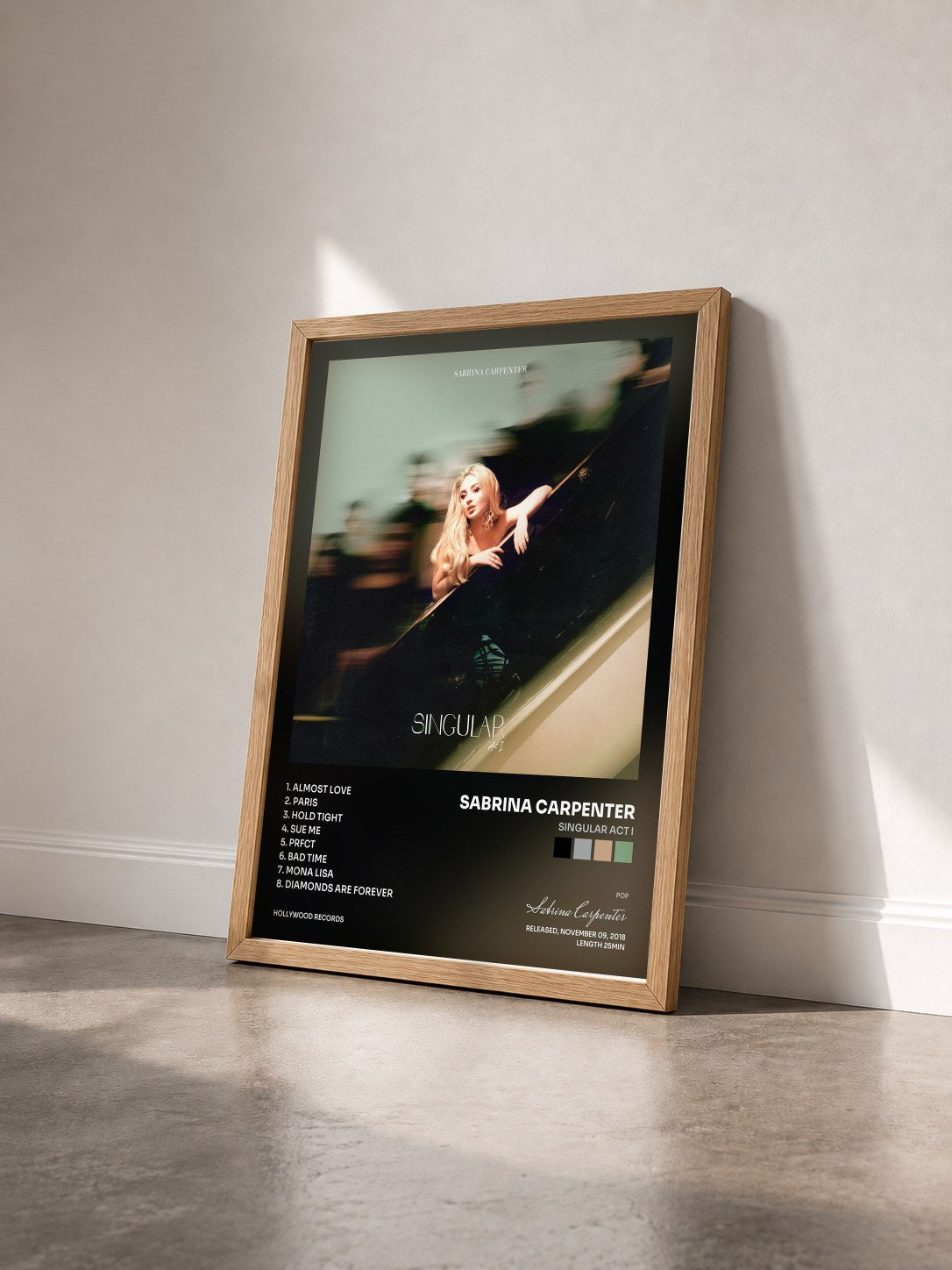 #bois Tableau de l'album Singular Act I de Sabrina Carpenter vu de trois quarts, cadre en bois brut