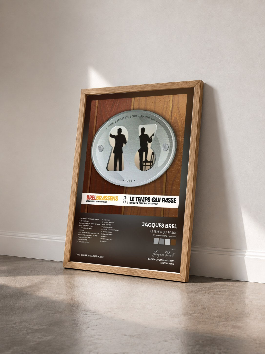 #bois Tableau de l'album Le temps qui passe (et qui parfois ne passe pas) de Jacques Brel vu de trois quarts, cadre en bois brut