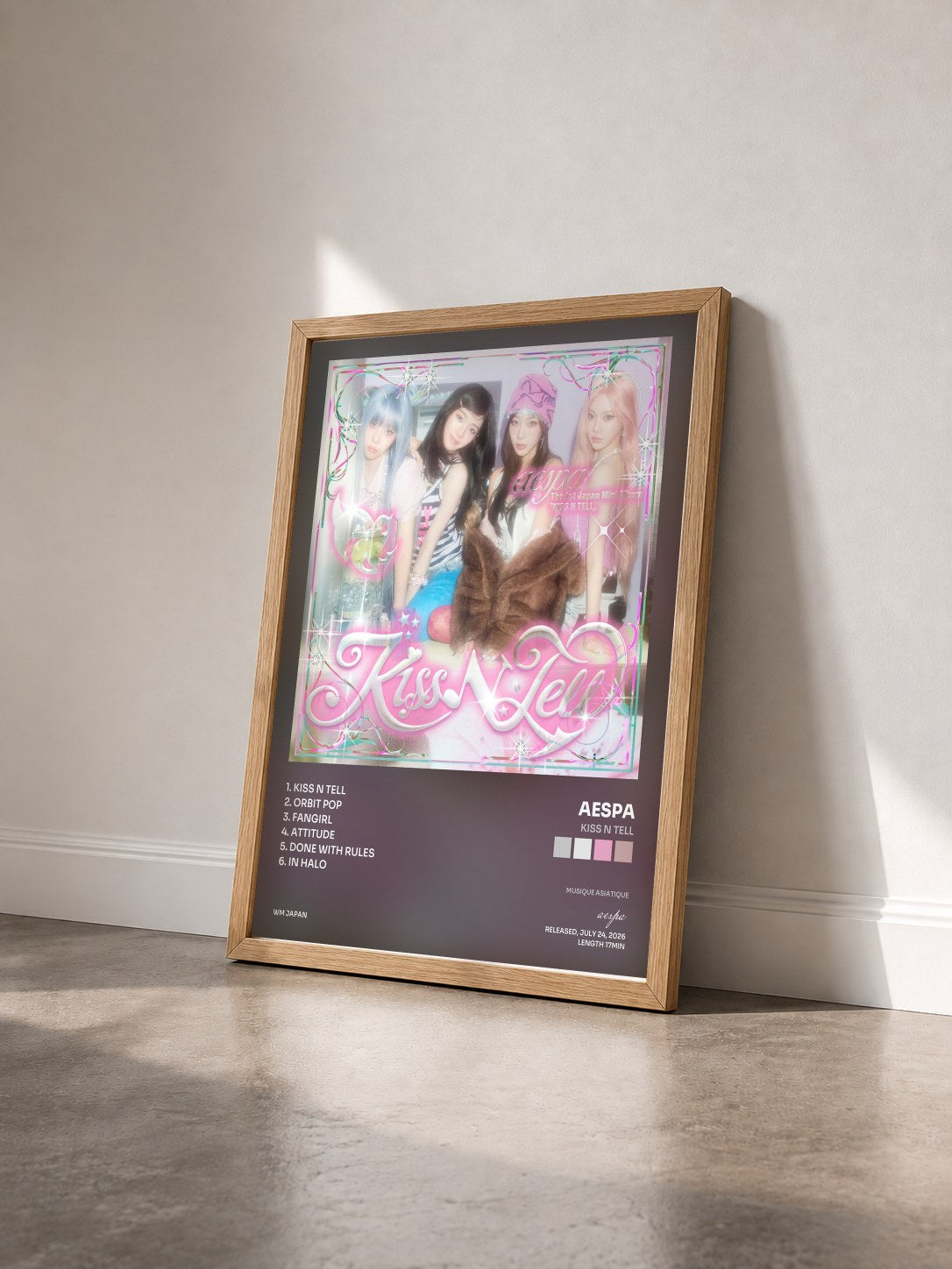 #bois Tableau de l'album KISS N TELL de aespa vu de trois quarts, cadre en bois brut