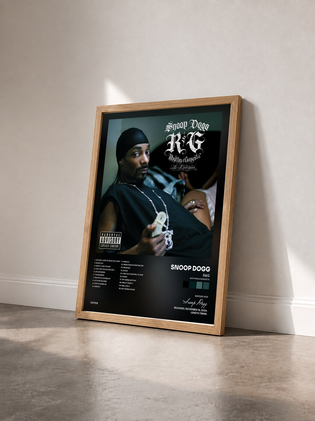 #bois Tableau de l'album R&G (Rhythm & Gangsta): The Masterpiece de Snoop Dogg vu de trois quarts, cadre en bois brut