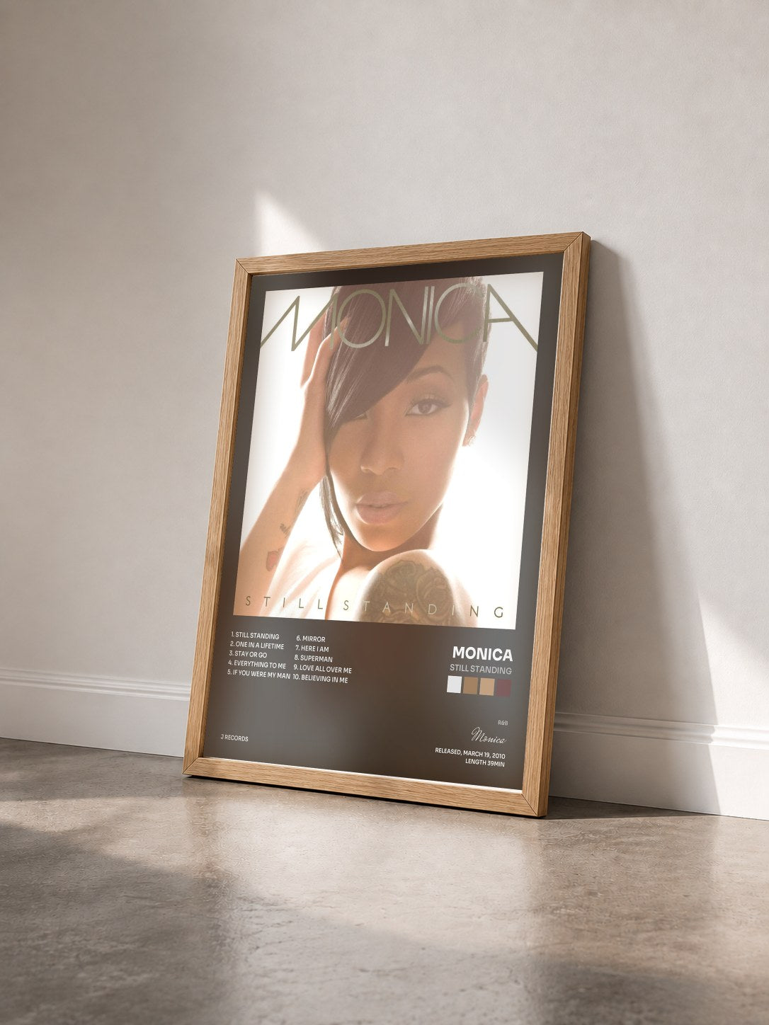 #bois Tableau de l'album Still Standing de Monica vu de trois quarts, cadre en bois brut