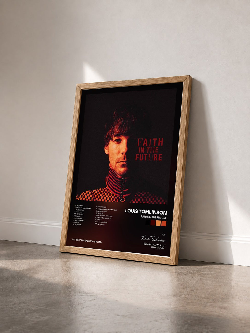 #bois Tableau de l'album Faith In The Future de Louis Tomlinson vu de trois quarts, cadre en bois brut