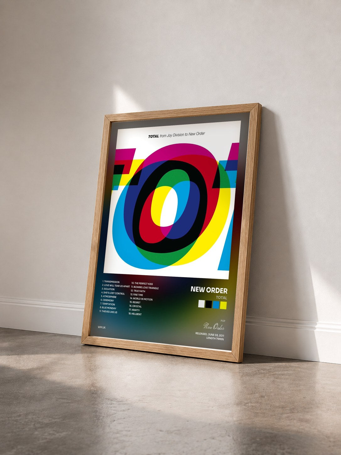 #bois Tableau de l'album TOTAL de New Order vu de trois quarts, cadre en bois brut