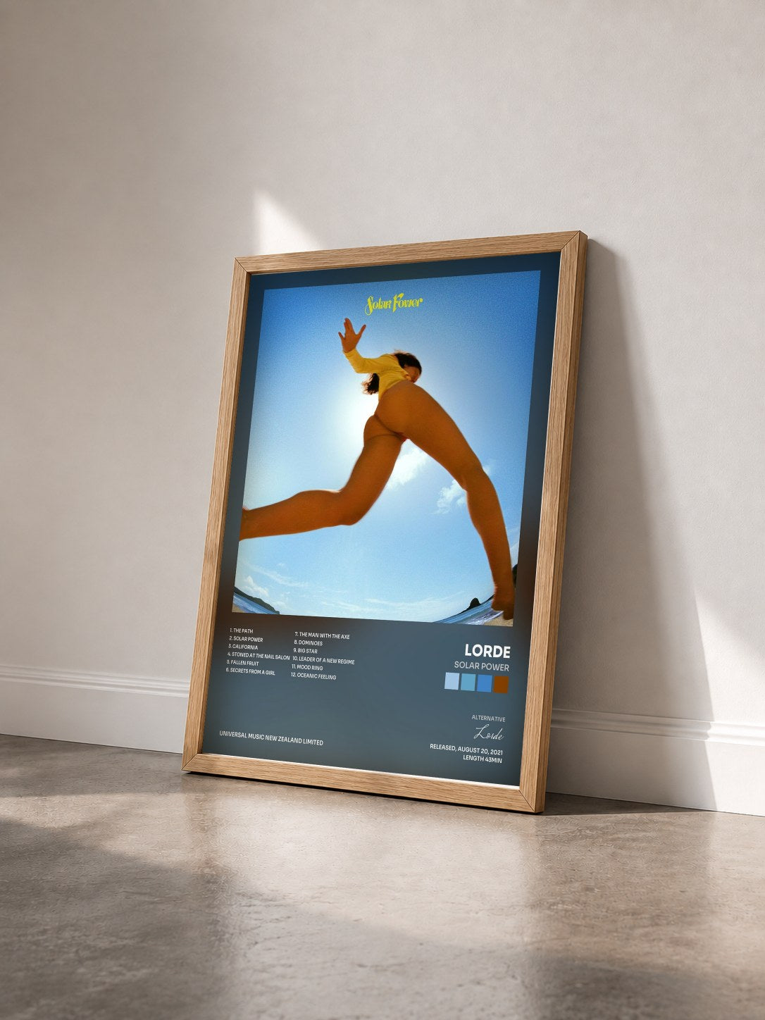 #bois Tableau de l'album Solar Power de Lorde vu de trois quarts, cadre en bois brut