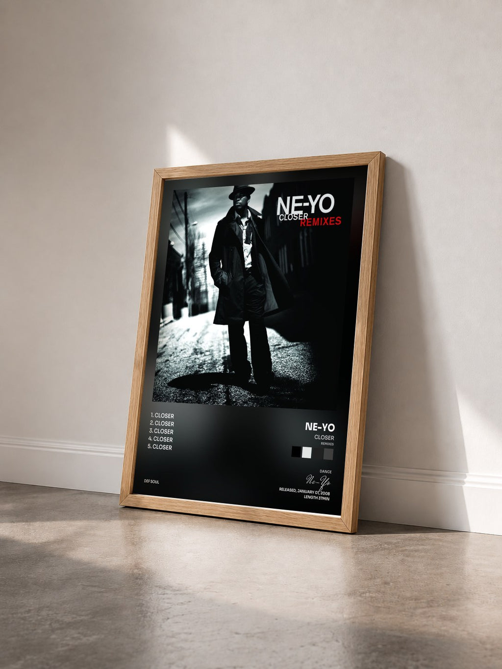 #bois Tableau de l'album Closer (Remixes) de Ne-Yo vu de trois quarts, cadre en bois brut