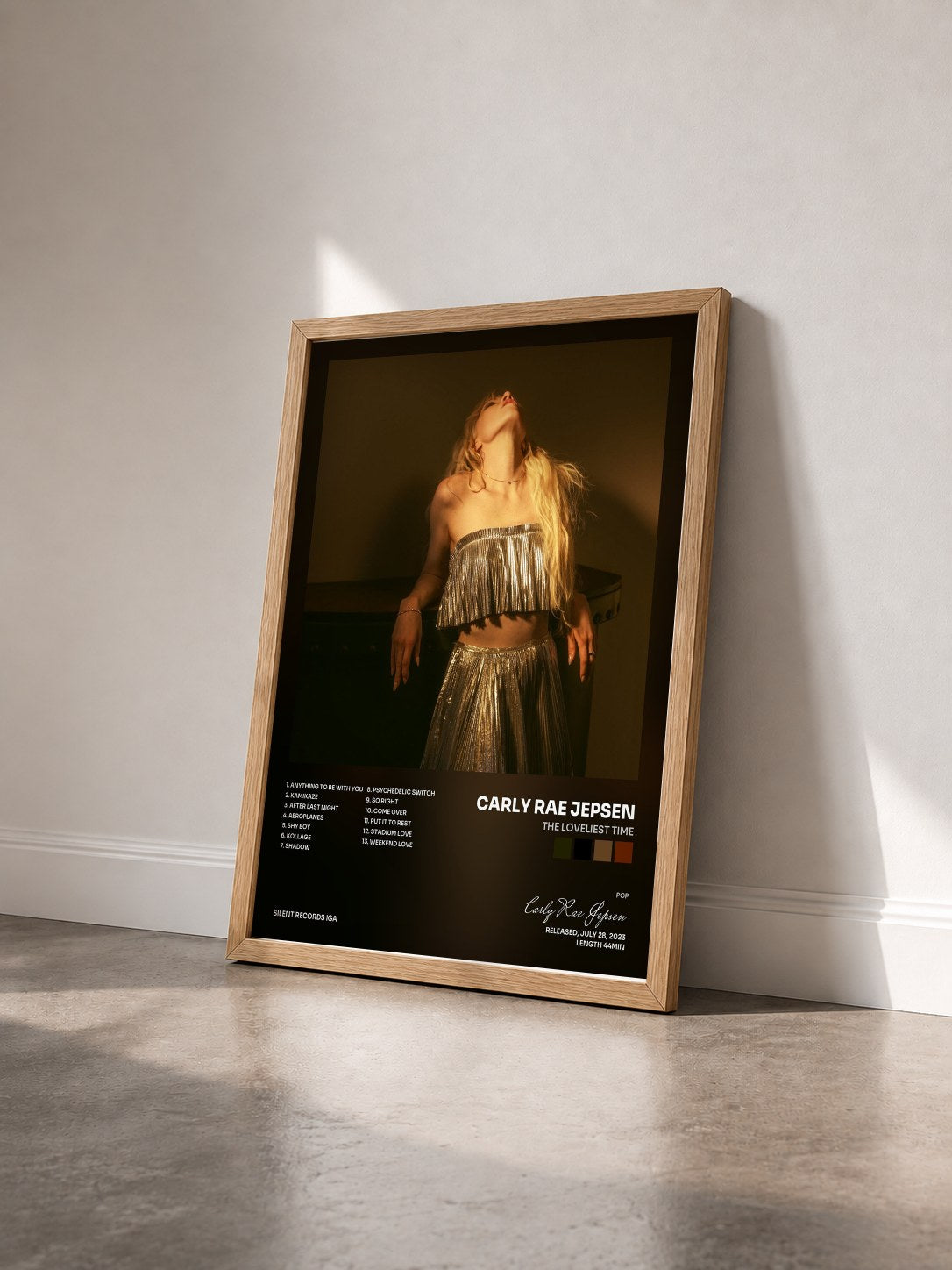 #bois Tableau de l'album The Loveliest Time de Carly Rae Jepsen vu de trois quarts, cadre en bois brut