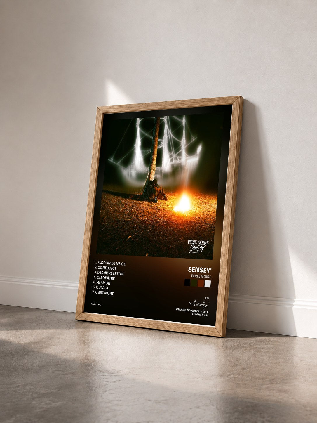 #bois Tableau de l'album PERLE NOIRE de SenSey' vu de trois quarts, cadre en bois brut
