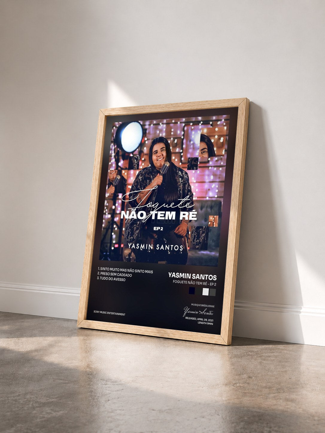 #bois Tableau de l'album Foguete Não Tem Ré - EP 2 de Yasmin Santos vu de trois quarts, cadre en bois brut