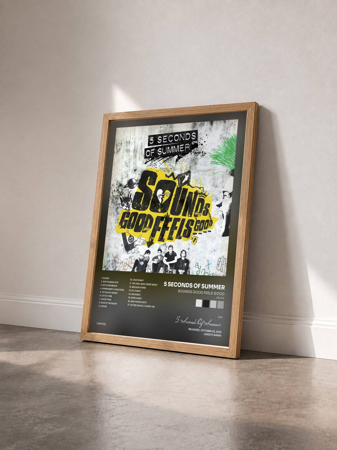 #bois Tableau de l'album Sounds Good Feels Good (Deluxe) de 5 Seconds Of Summer vu de trois quarts, cadre en bois brut