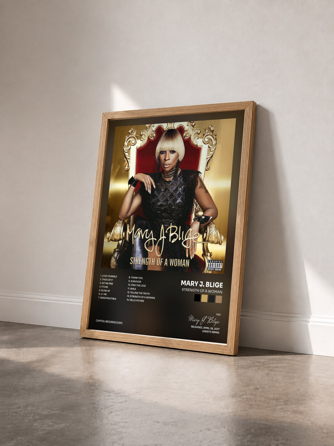 #bois Tableau de l'album Strength Of A Woman de Mary J. Blige vu de trois quarts, cadre en bois brut