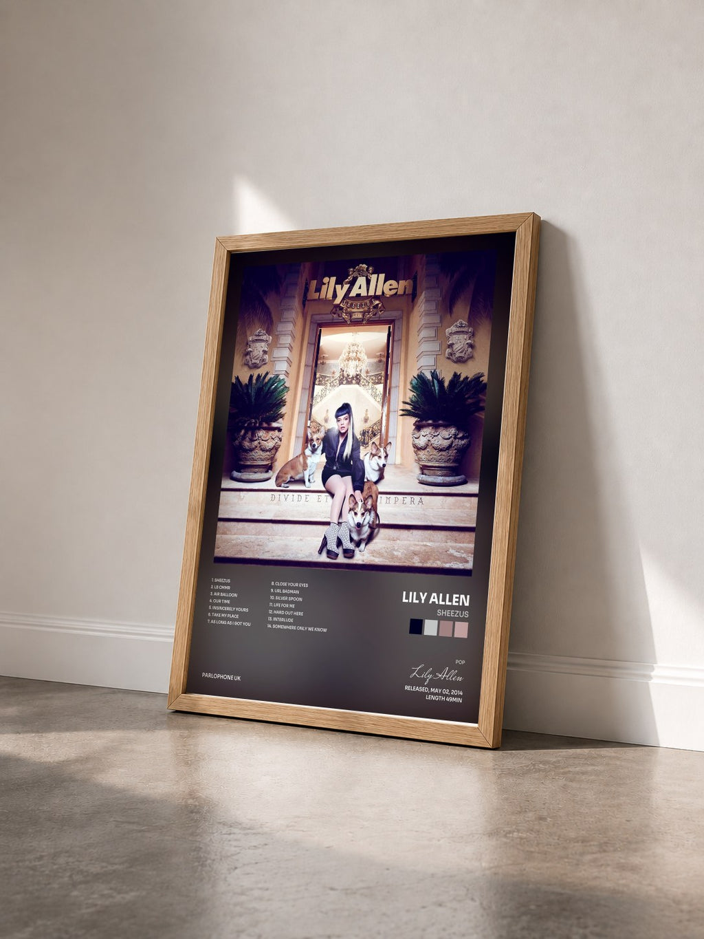 #bois Tableau de l'album Sheezus de Lily Allen vu de trois quarts, cadre en bois brut