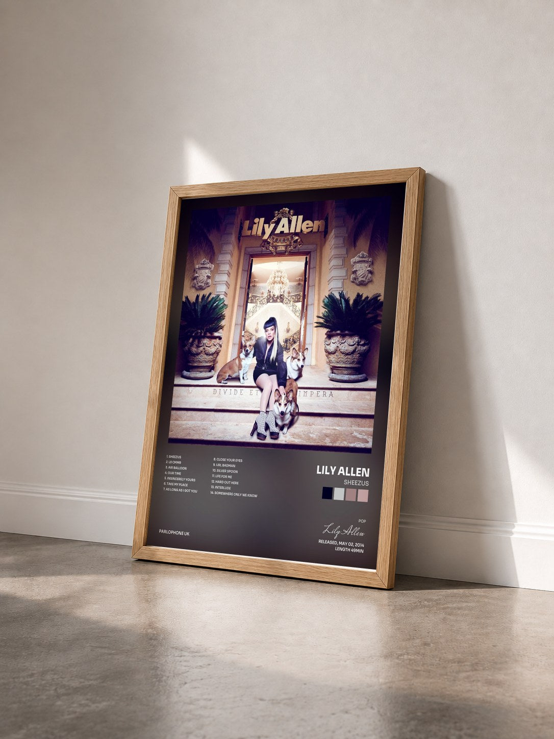 #bois Tableau de l'album Sheezus de Lily Allen vu de trois quarts, cadre en bois brut