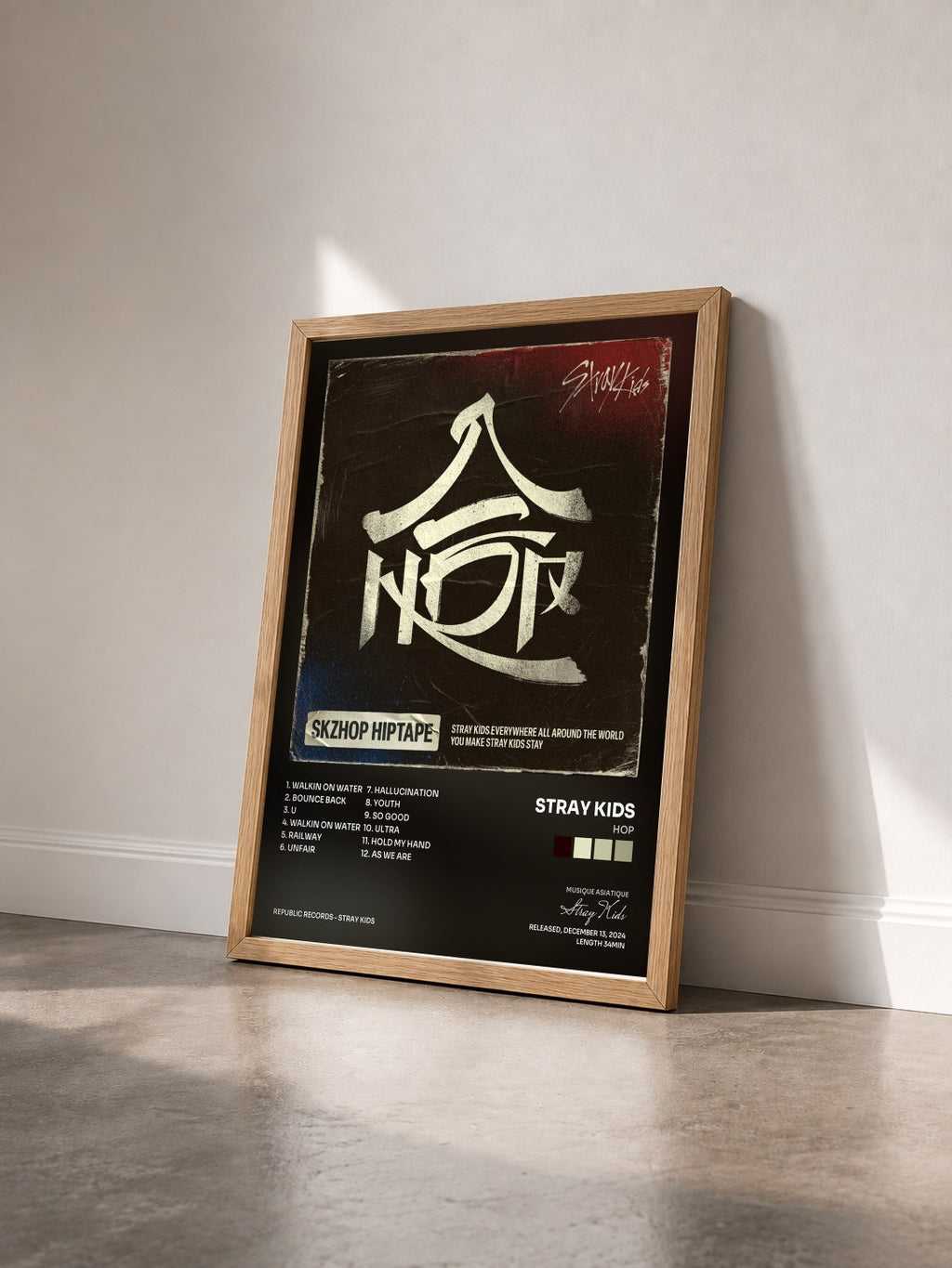 #bois Tableau de l'album HOP de Stray Kids vu de trois quarts, cadre en bois brut
