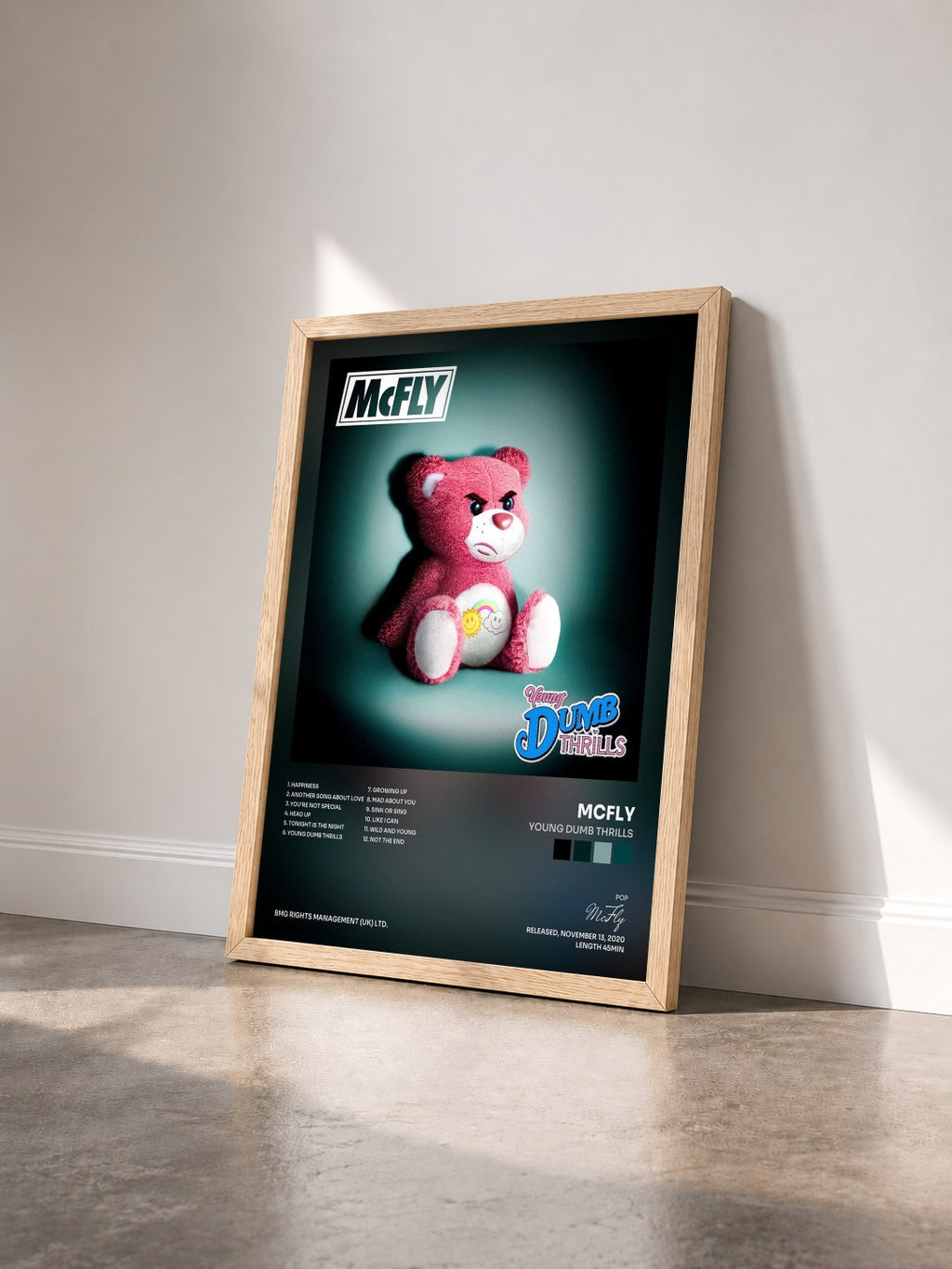 #bois Tableau de l'album Young Dumb Thrills de McFly vu de trois quarts, cadre en bois brut