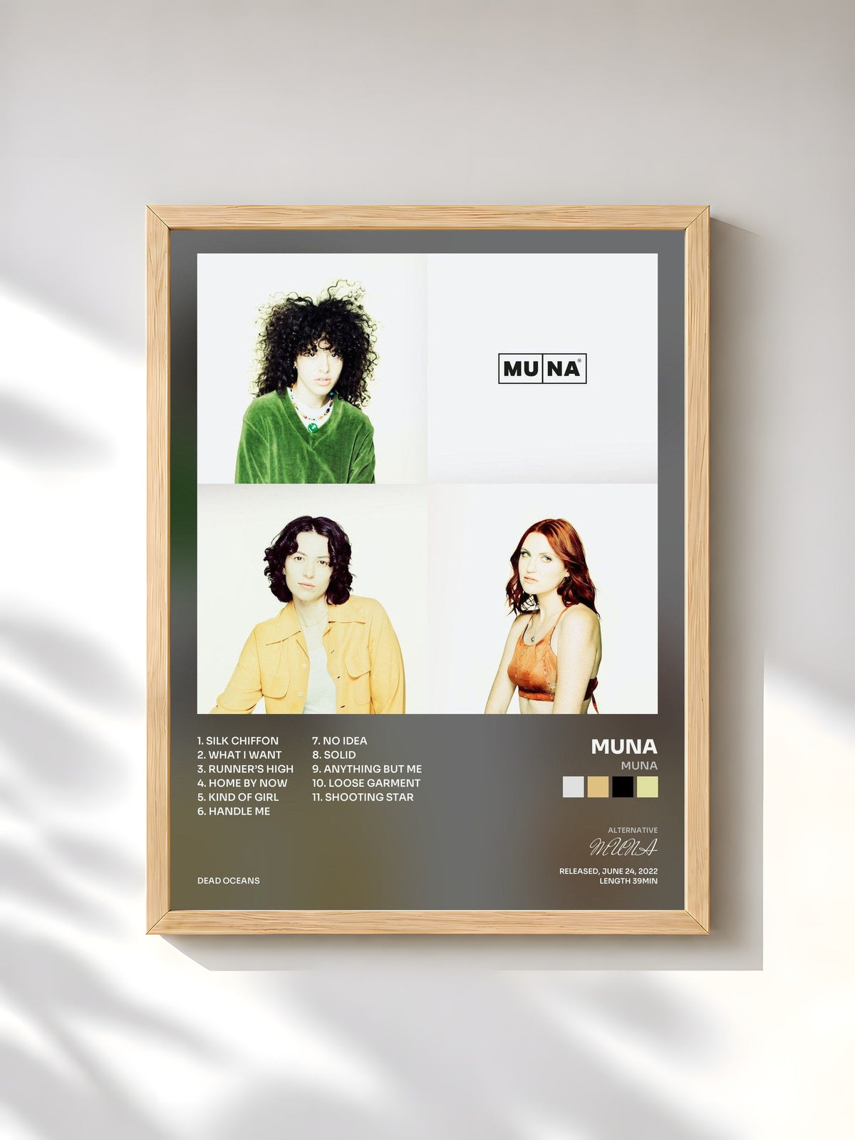 #bois Tableau de l'album MUNA de MUNA, cadre en bois brut, imprimé et encadré en France