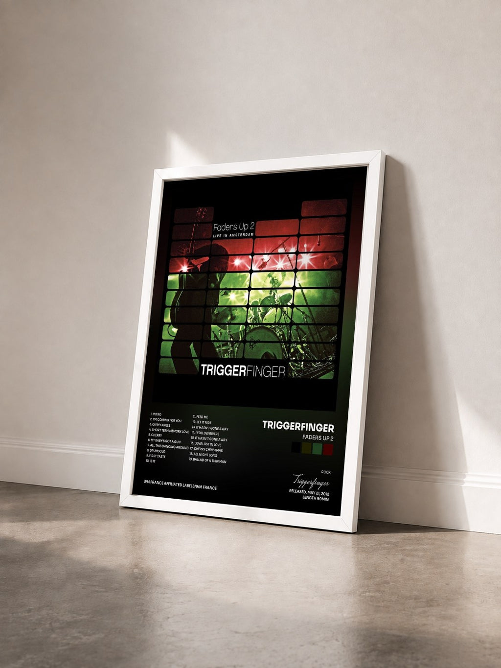 #blanc Tableau de l'album Faders Up 2 de Triggerfinger vu de trois quarts, cadre blanc