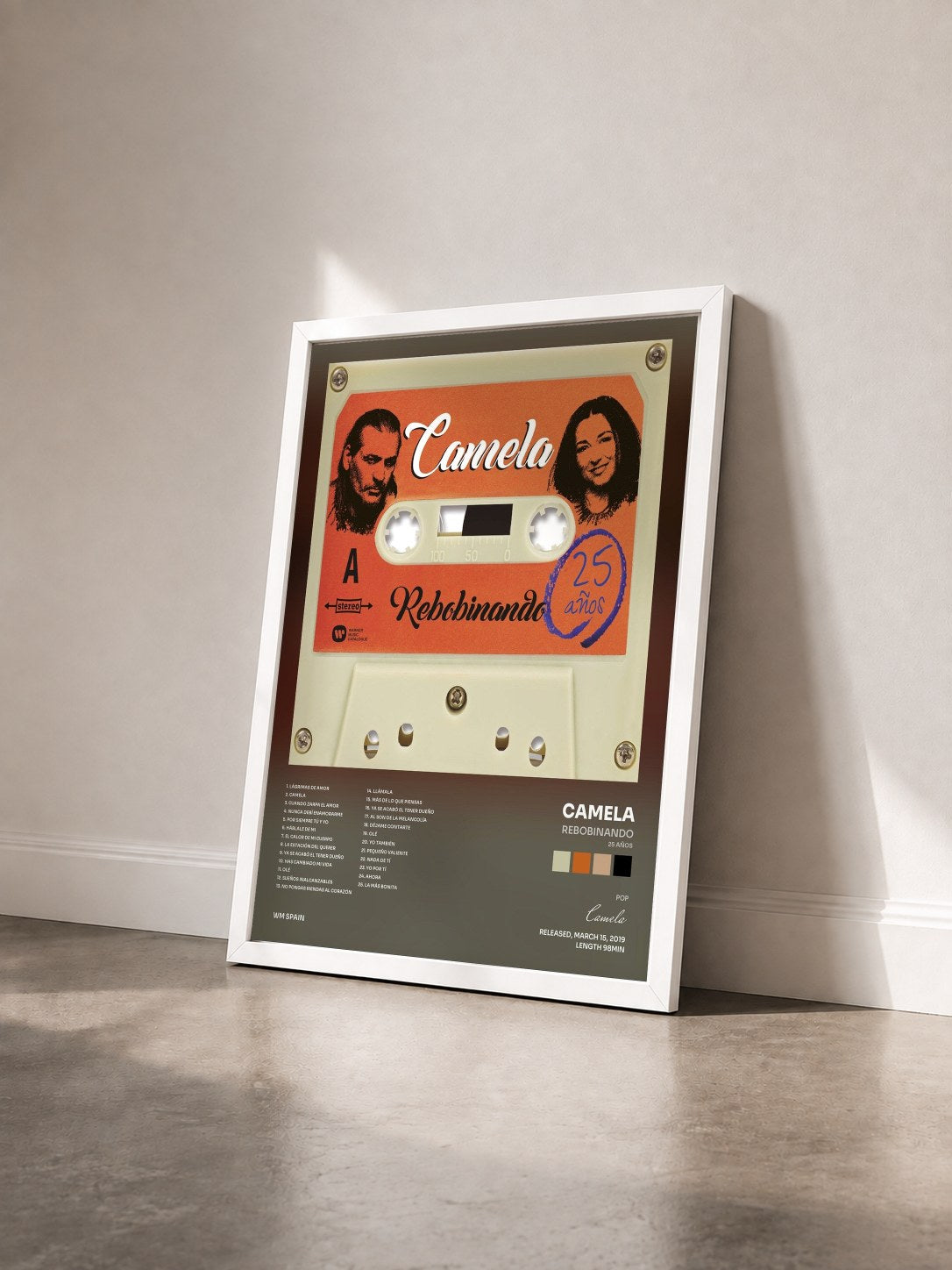 #blanc Tableau de l'album Rebobinando (25 Años) de Camela vu de trois quarts, cadre blanc