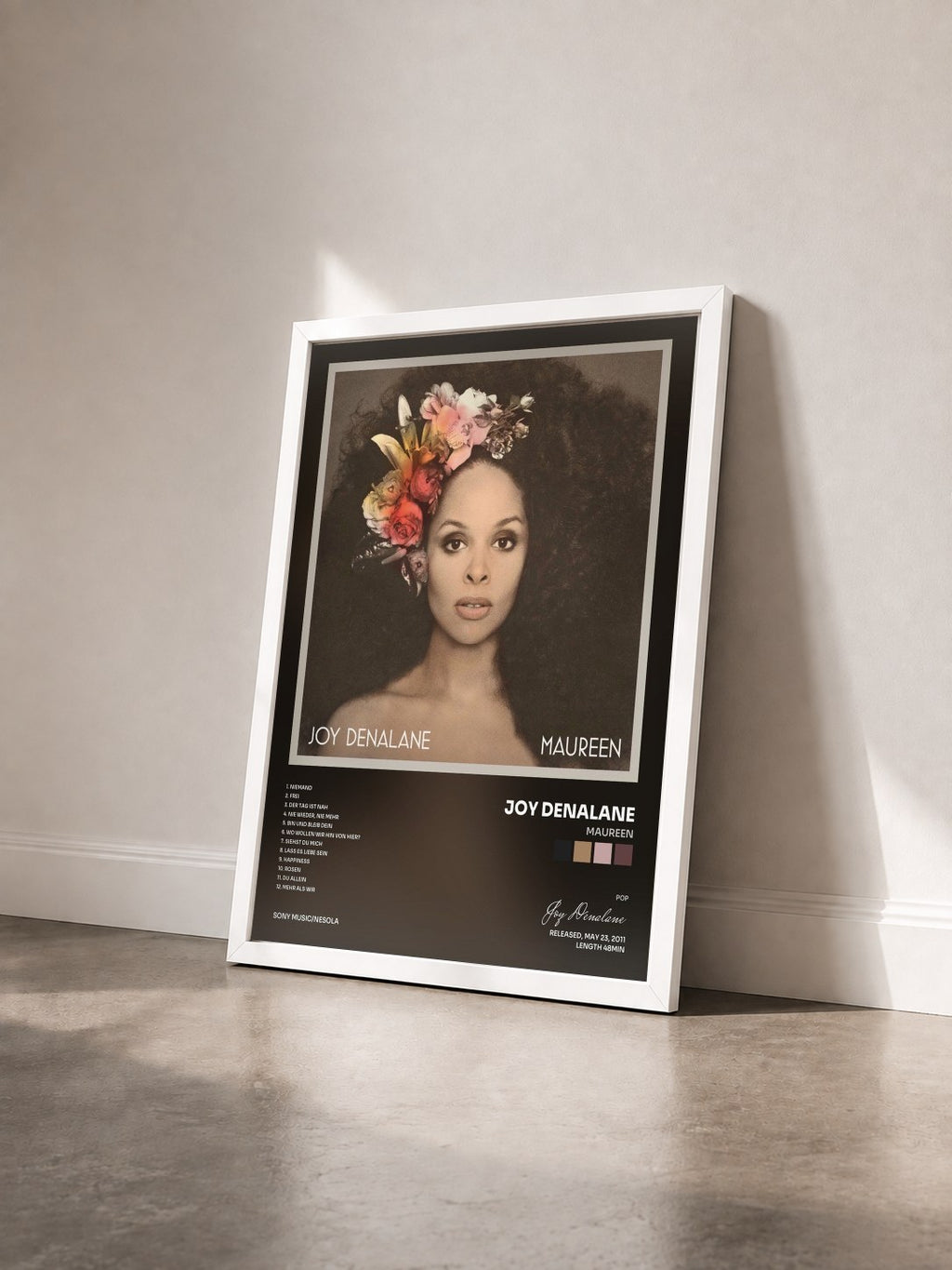 #blanc Tableau de l'album Maureen de Joy Denalane vu de trois quarts, cadre blanc