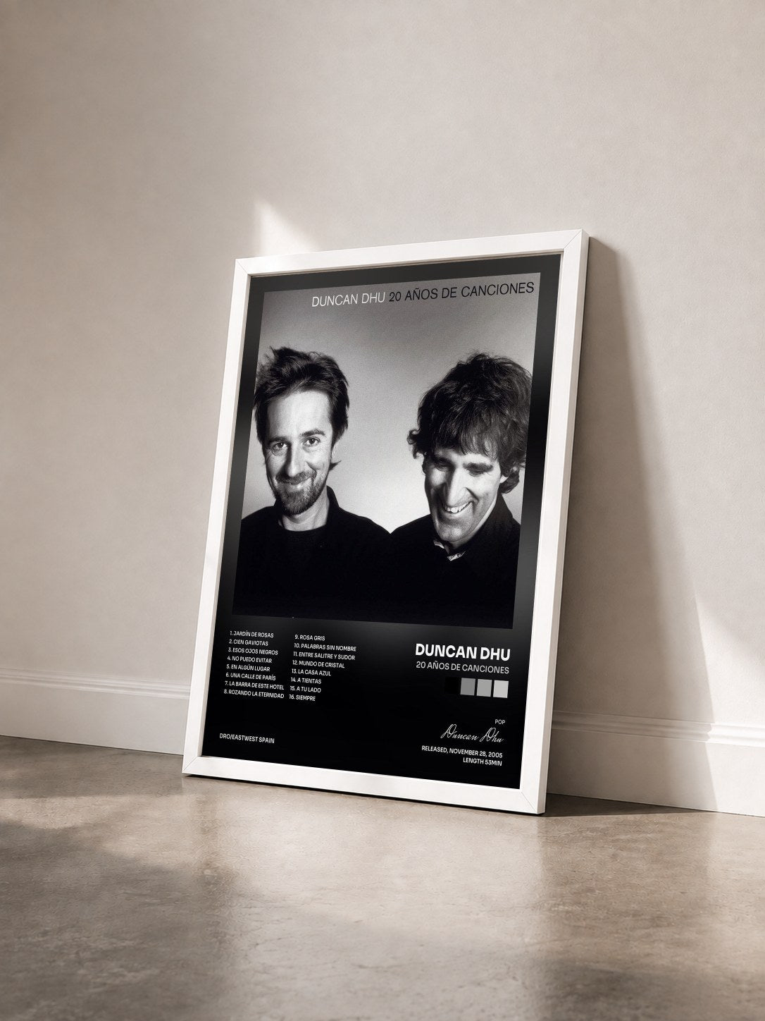 #blanc Tableau de l'album 20 años de canciones de Duncan Dhu vu de trois quarts, cadre blanc