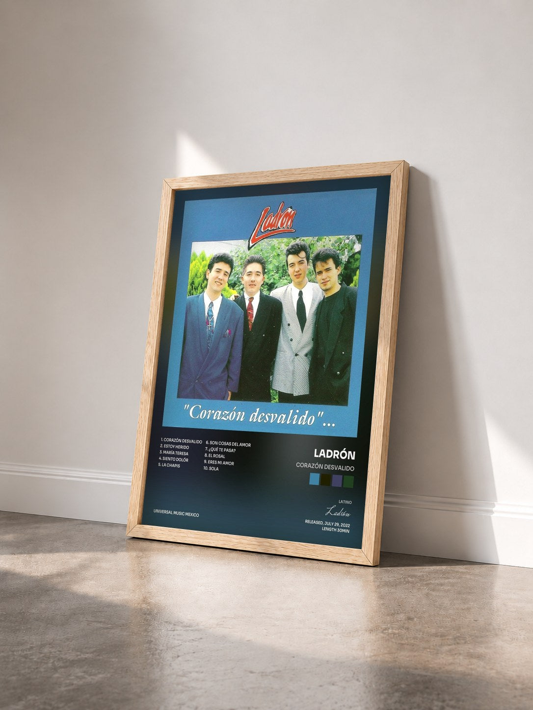 #bois Tableau de l'album Corazón Desvalido de Ladrón vu de trois quarts, cadre en bois brut