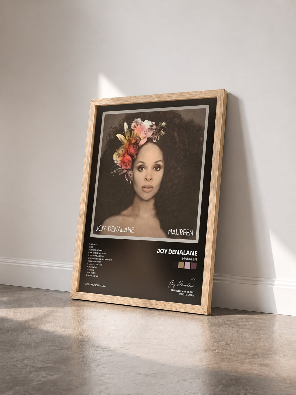 #bois Tableau de l'album Maureen de Joy Denalane vu de trois quarts, cadre en bois brut