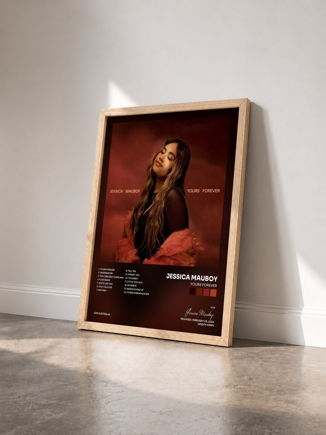 #bois Tableau de l'album Yours Forever de Jessica Mauboy vu de trois quarts, cadre en bois brut