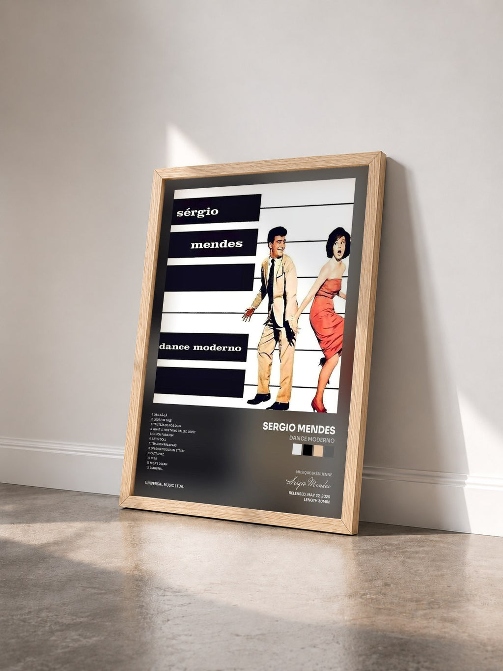 #bois Tableau de l'album Dance Moderno de Sergio Mendes vu de trois quarts, cadre en bois brut