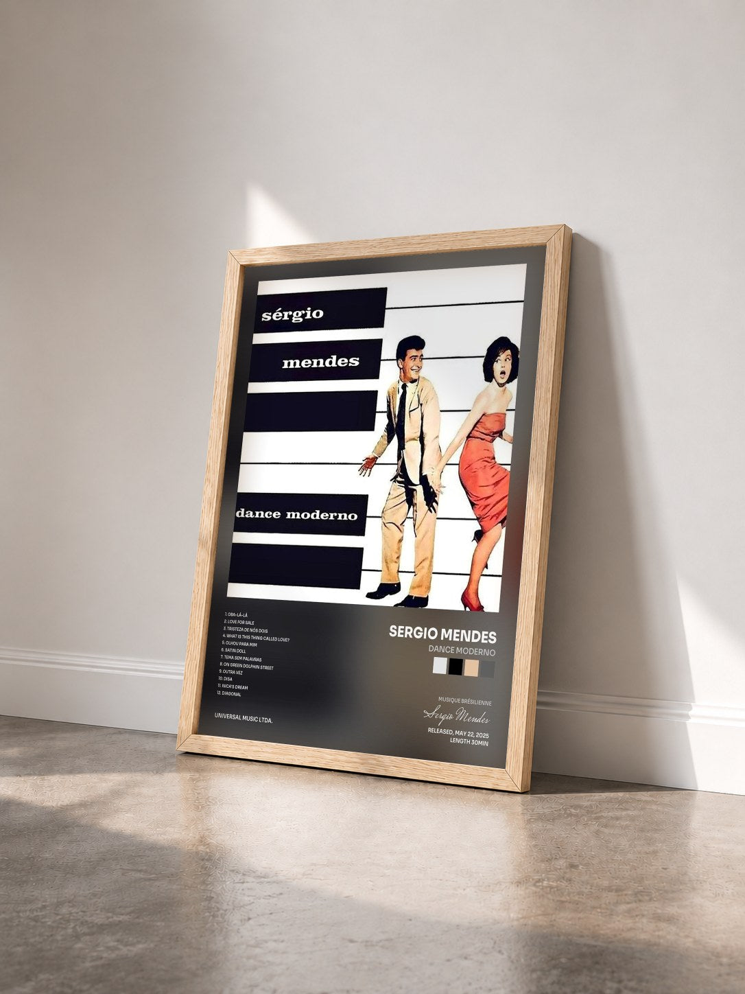 #bois Tableau de l'album Dance Moderno de Sergio Mendes vu de trois quarts, cadre en bois brut
