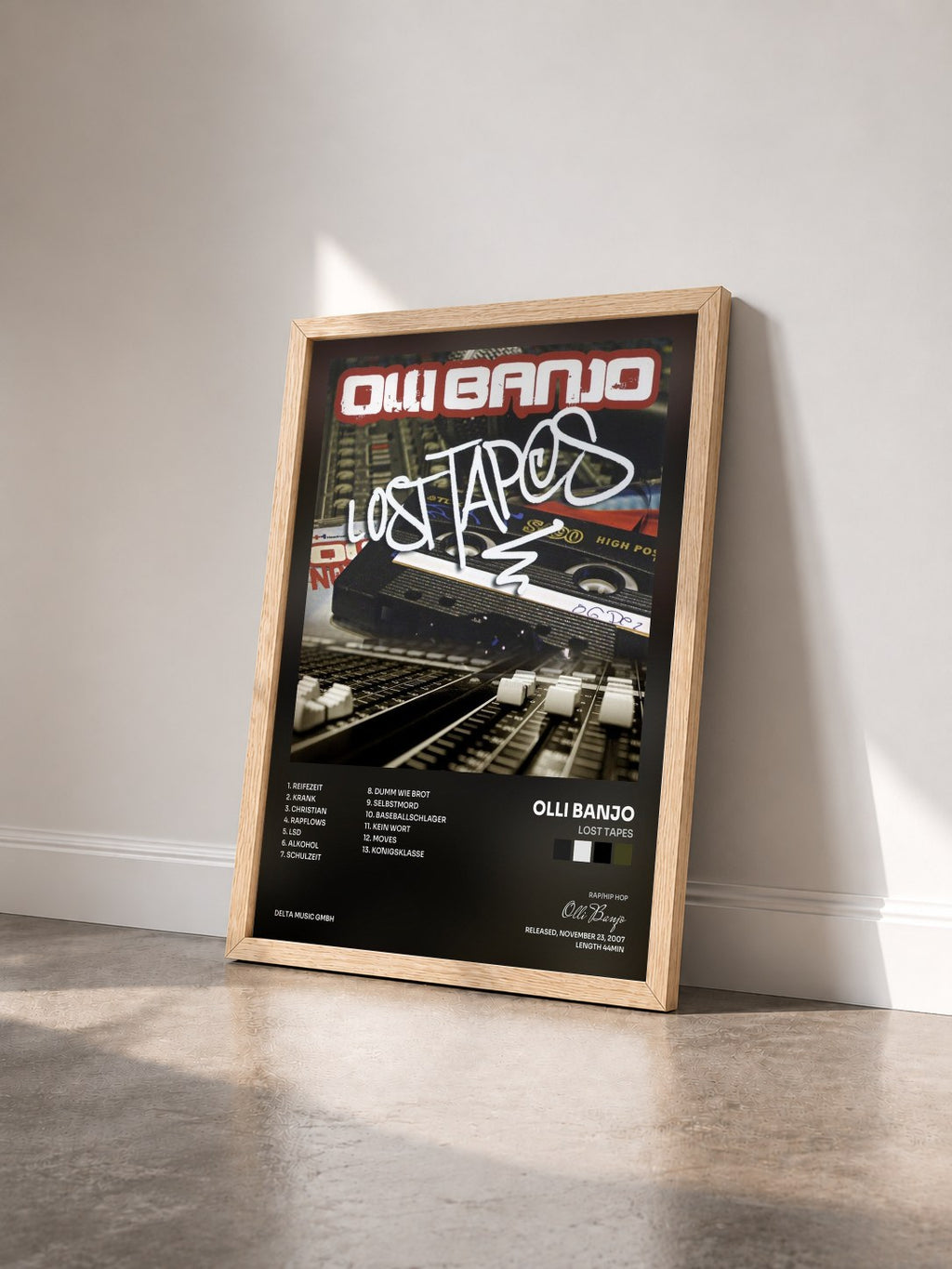 #bois Tableau de l'album Lost Tapes de Olli Banjo vu de trois quarts, cadre en bois brut