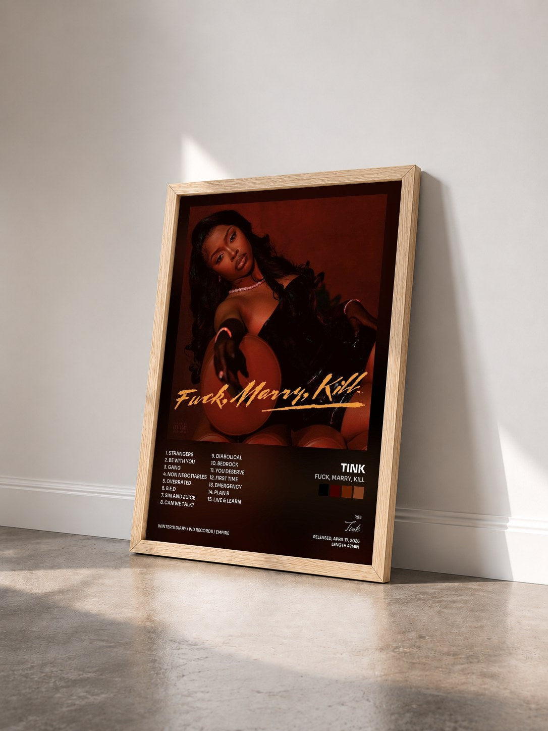 #bois Tableau de l'album Fuck, Marry, Kill de Tink vu de trois quarts, cadre en bois brut