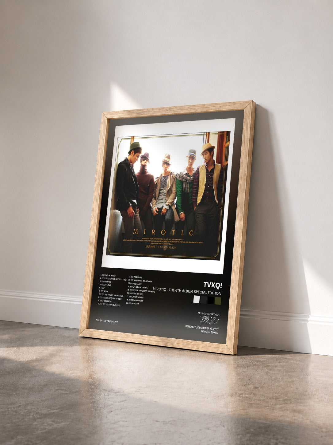 #bois Tableau de l'album MIROTIC - The 4th Album Special Edition de TVXQ! vu de trois quarts, cadre en bois brut