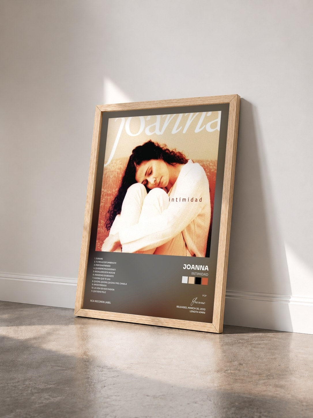 #bois Tableau de l'album Intimidad de Joanna vu de trois quarts, cadre en bois brut