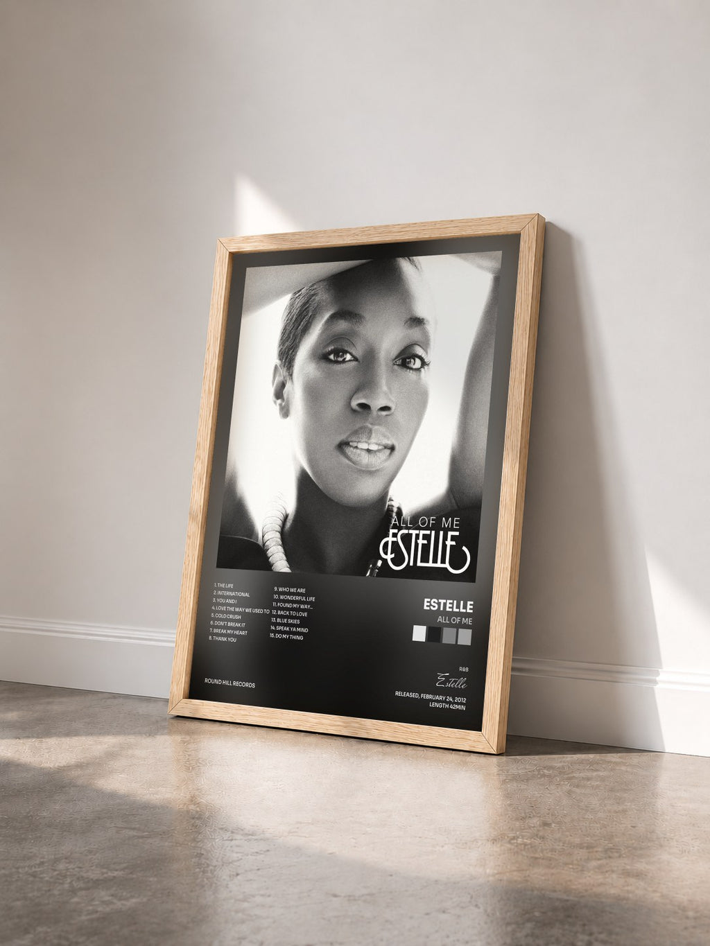 #bois Tableau de l'album All of Me de Estelle vu de trois quarts, cadre en bois brut