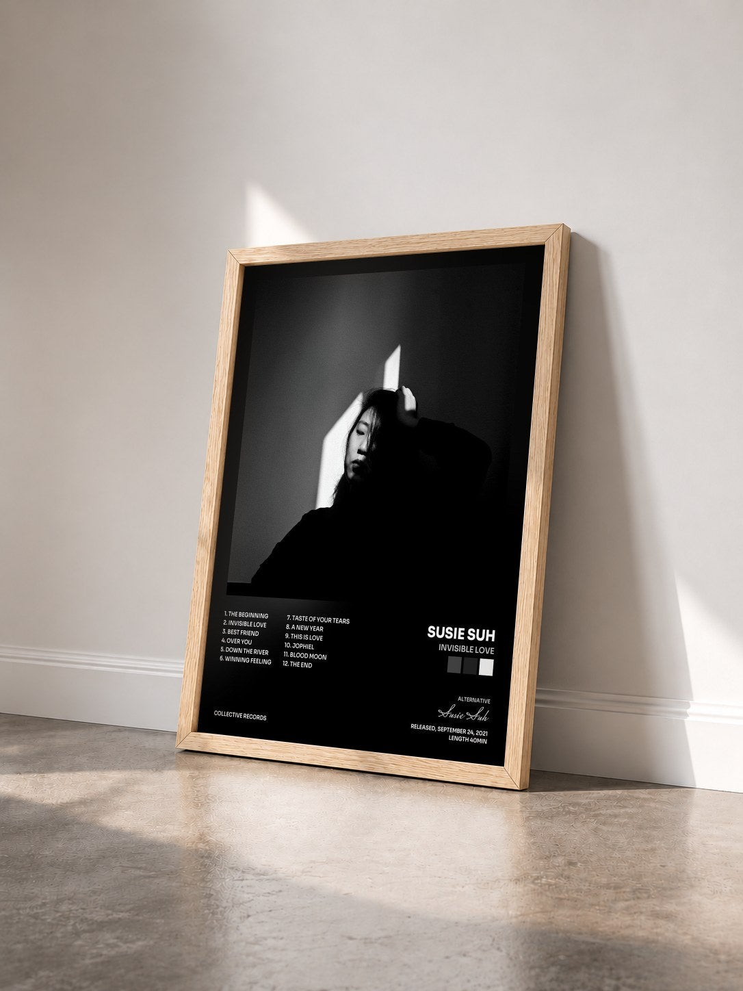 #bois Tableau de l'album Invisible Love de Susie Suh vu de trois quarts, cadre en bois brut