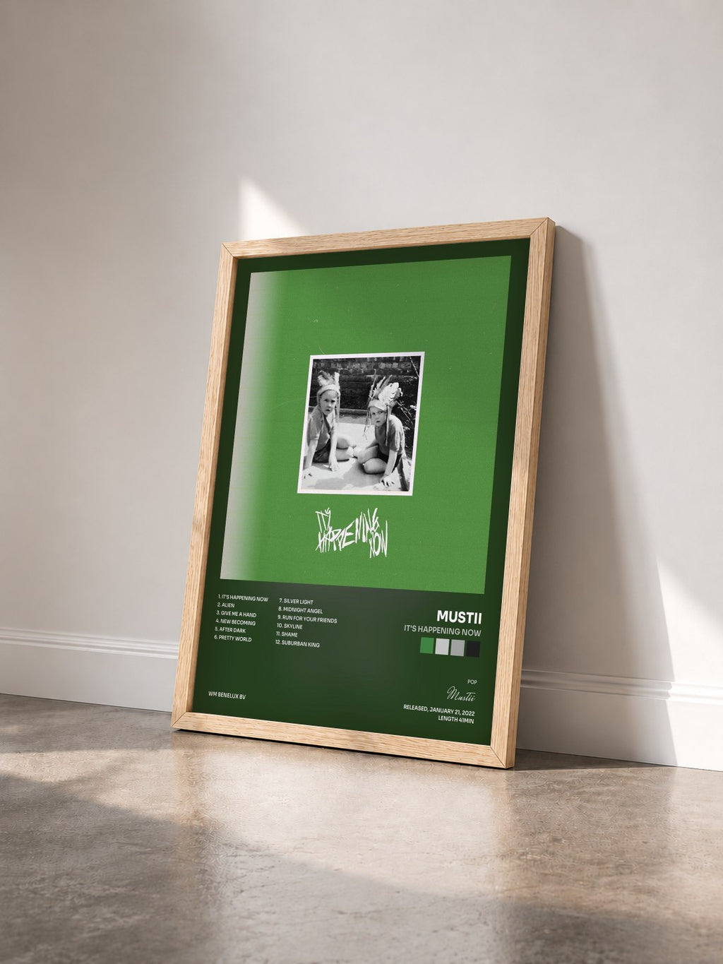 #bois Tableau de l'album It's Happening Now de Mustii vu de trois quarts, cadre en bois brut