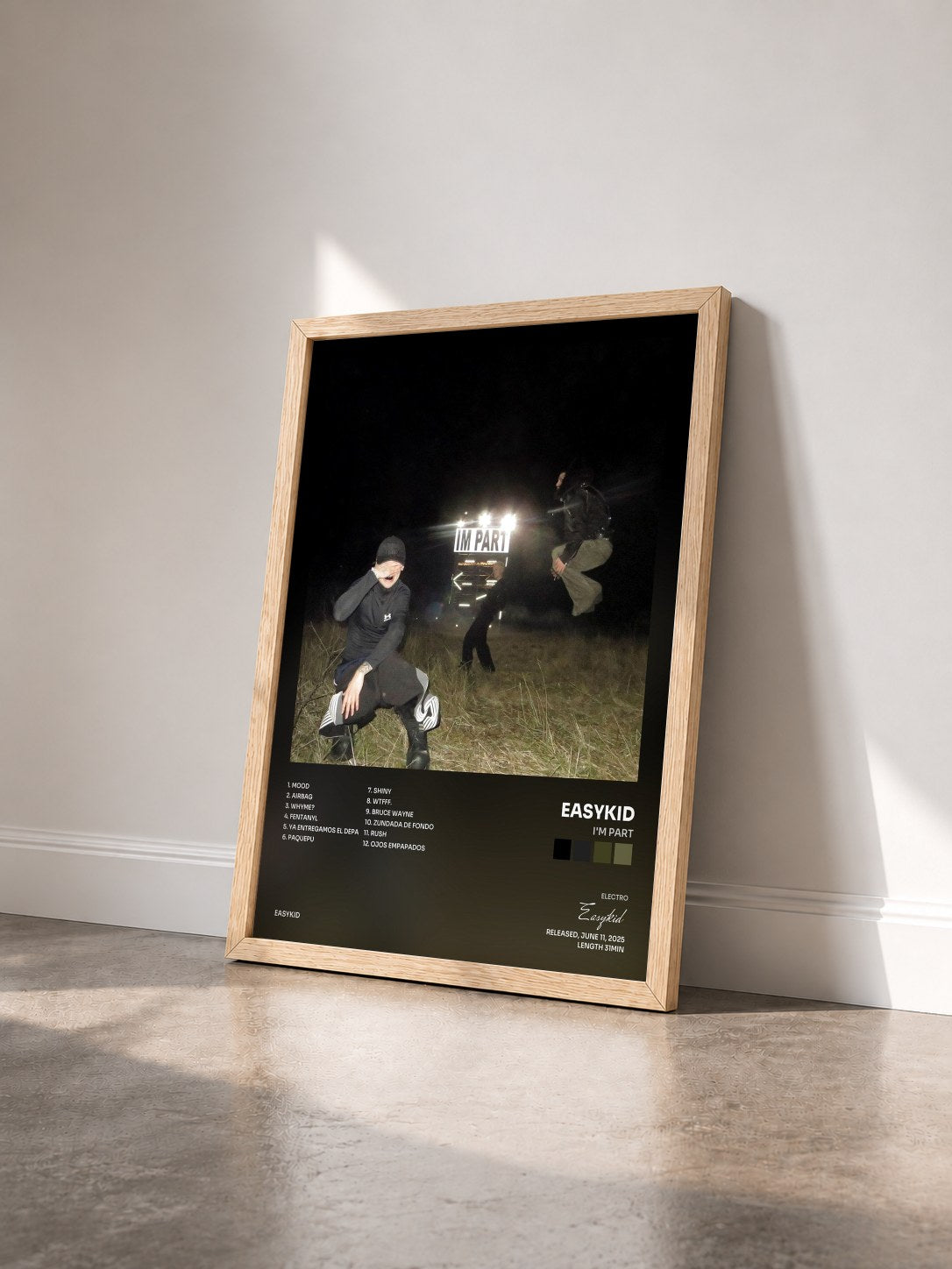 #bois Tableau de l'album I'M PART de Easykid vu de trois quarts, cadre en bois brut