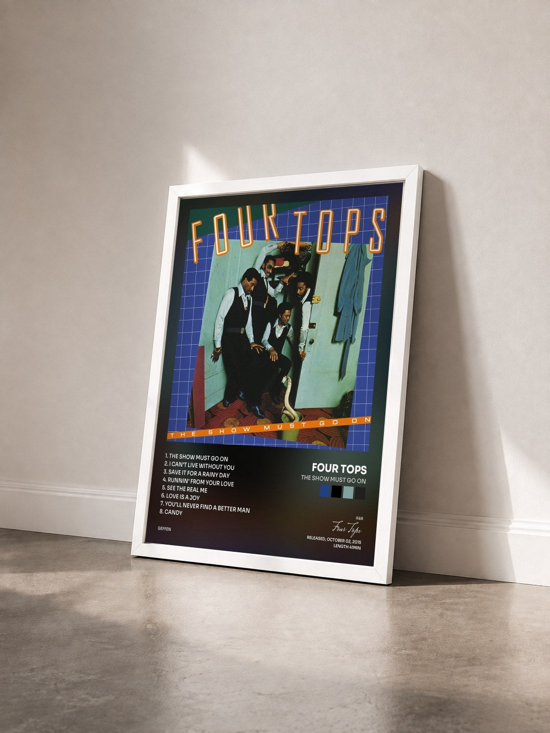 #blanc Tableau de l'album The Show Must Go On de Four Tops vu de trois quarts, cadre blanc