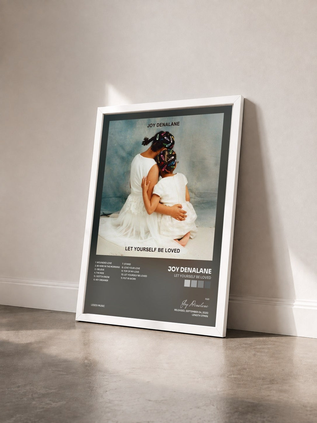 #blanc Tableau de l'album Let Yourself Be Loved de Joy Denalane vu de trois quarts, cadre blanc