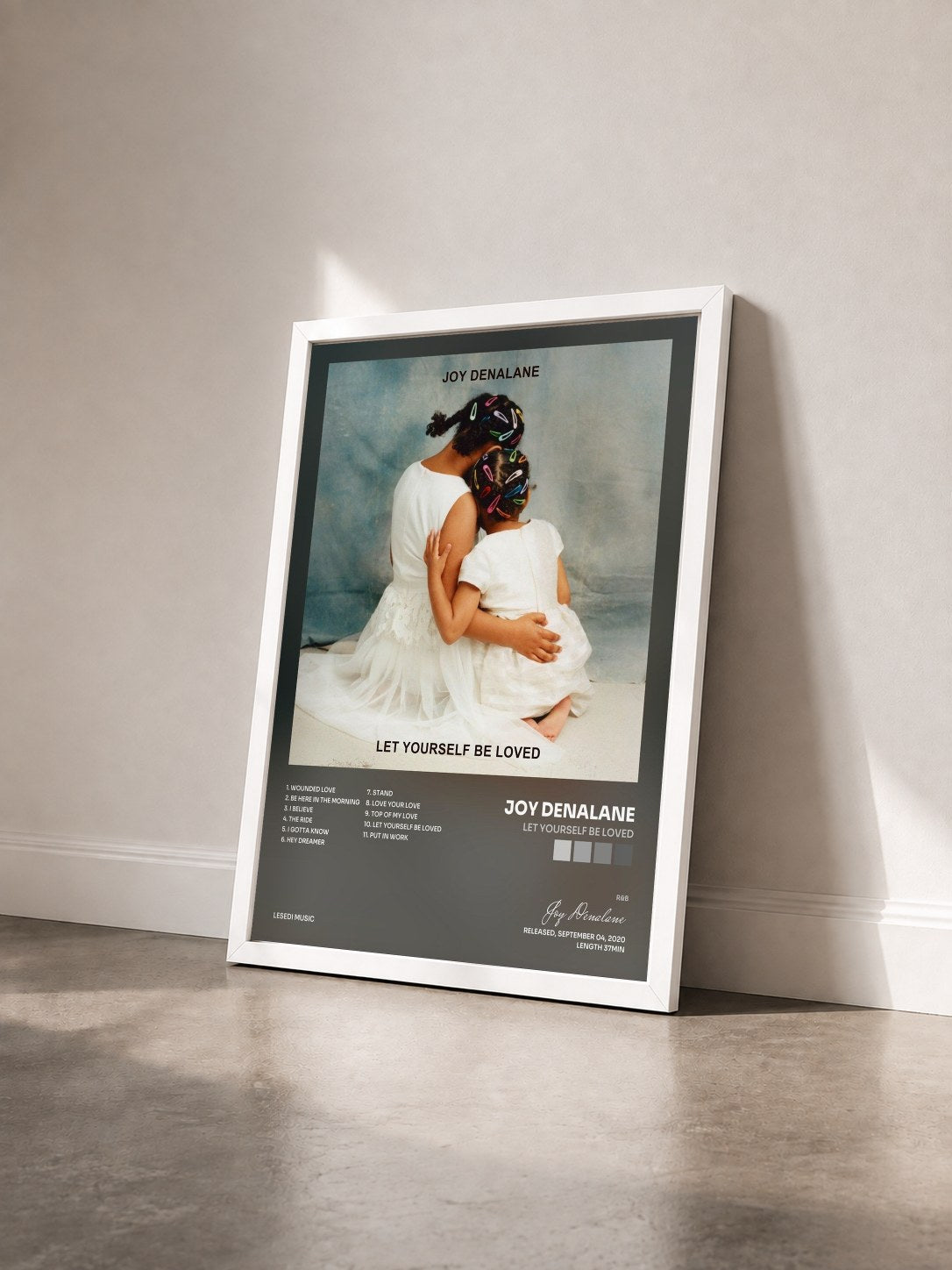 #blanc Tableau de l'album Let Yourself Be Loved de Joy Denalane vu de trois quarts, cadre blanc