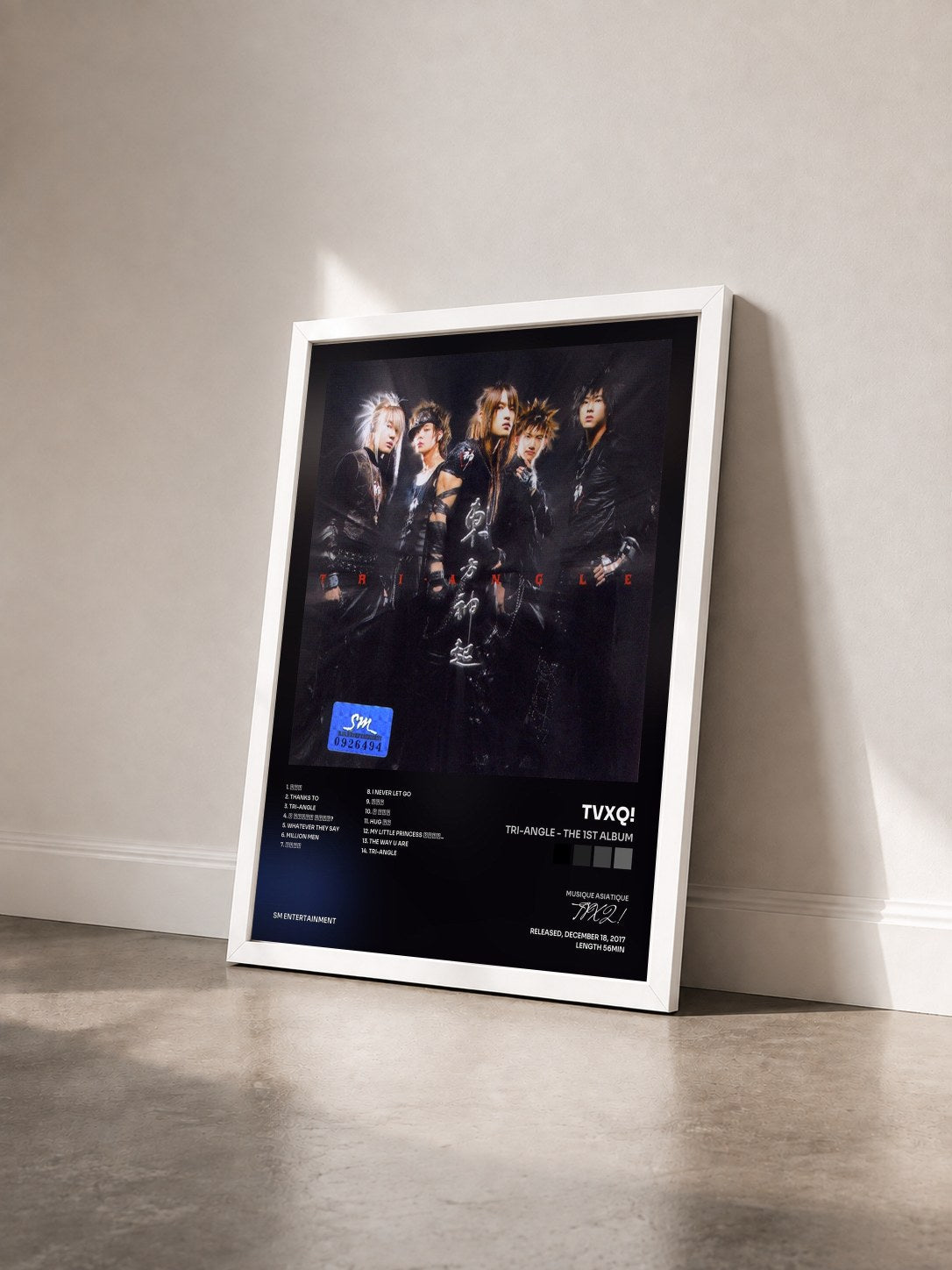 #blanc Tableau de l'album Tri-Angle - The 1st Album de TVXQ! vu de trois quarts, cadre blanc