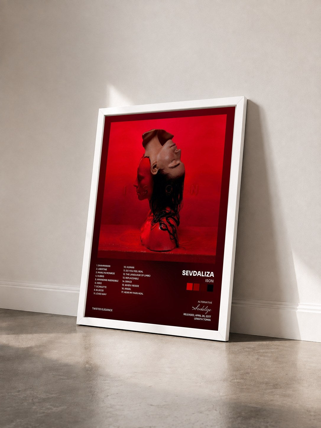 #blanc Tableau de l'album Ison de Sevdaliza vu de trois quarts, cadre blanc